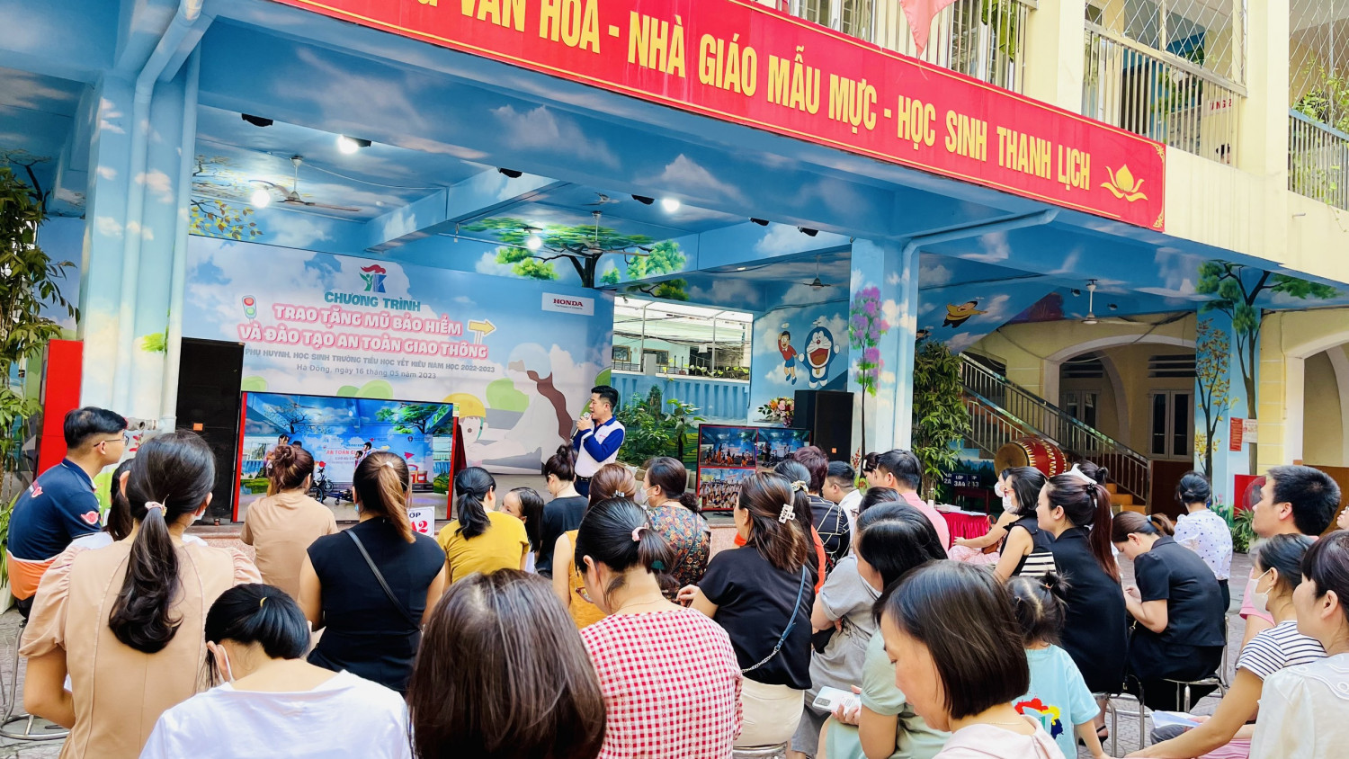 Chương trình: "Trao tặng mũ bảo hiểm và đào tạo An toàn giao thông""